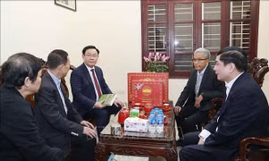 Chủ tịch Quốc hội Vương Đình Huệ thăm, chúc Tết gia đình các đồng chí cố Chủ tịch Quốc hội