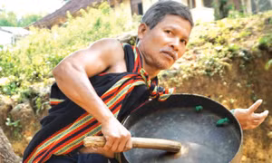 Người giữ hồn chiêng, dân vũ nơi đại ngàn đất quế Trà Bồng 