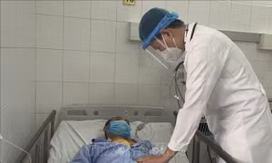 Cứu sống nam bệnh nhân bị dây kẽm gai đứt xuyên vào tim