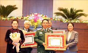 Lào trao tặng Huân, Huy chương cho tập thể, cá nhân của Quốc hội Việt Nam