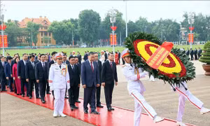 Ban Chấp hành Trung ương Đảng vào Lăng viếng Chủ tịch Hồ Chí Minh