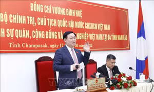 Chủ tịch Quốc hội gặp gỡ cán bộ, nhân viên Tổng lãnh sự quán Việt Nam tại Pakse