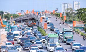 Người dân tấp nập rời Hà Nội trong ngày đầu kỳ nghỉ lễ 30/4 - 1/5