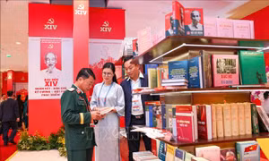 Đại biểu tham quan Trưng bày sách, báo chào mừng Đại hội XIV của Đảng
