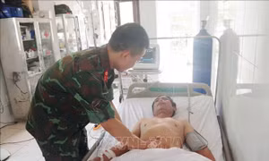 Bệnh xá đảo Trường Sa cấp cứu ngư dân bị xuất huyết tiêu hóa