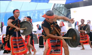 Độc đáo chương trình 'Đấu chiêng đôi và Dân ca dân vũ của đồng bào Cor'