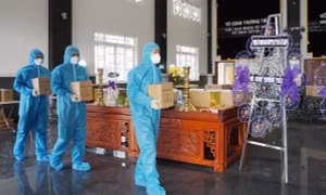 Hơn 400 cán bộ, chiến sĩ lo việc hậu sự cho người tử vong do COVID-19