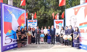 Chiêm ngưỡng 150 tranh cổ động khổ lớn về Ngày thống nhất đất nước