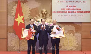Lễ trao huân chương tặng các đồng chí nguyên lãnh đạo Quốc hội