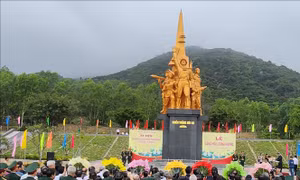 Trưởng Ban Tuyên giáo và Dân vận Trung ương dâng hương tại Tượng đài chiến thắng Núi Bà