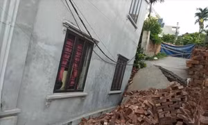 Di dời dân trước nguy cơ tiếp tục sụt lún nhà ở Mỹ Đức do ảnh hưởng của bão
