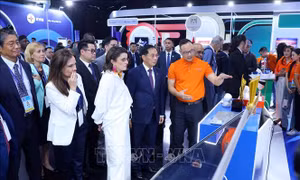 Các Trưởng đoàn dự Lễ mở ký Công ước Hà Nội tham quan Triển lãm công nghệ