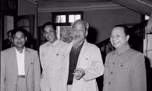 Tiếp nhận nhiều tài liệu quý về Chủ tịch Hồ Chí Minh từ gia đình nhà văn Sơn Tùng