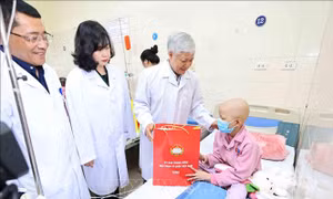 Thăm hỏi, động viên y, bác sĩ và tặng quà cho bệnh nhân ung thư