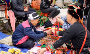Phiên chợ 'mua may, bán rủi' duy nhất trong năm ở Tuyên Quang