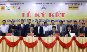 Ký hợp đồng tín dụng dự án đường nối Nội Bài - Lào Cai lên Sa Pa