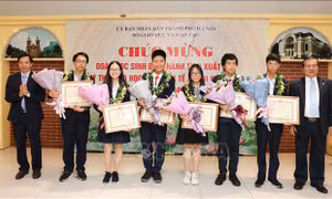 Tuyên dương đoàn học sinh đạt thành tích xuất sắc tại Olympic Khoa học trẻ quốc tế 2019
