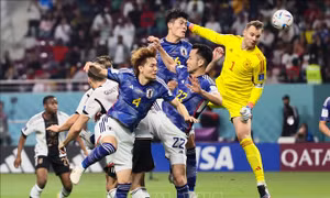 Người hâm mộ Nhật Bản ăn mừng sau chiến thắng gây 'địa chấn' tại World Cup 2022