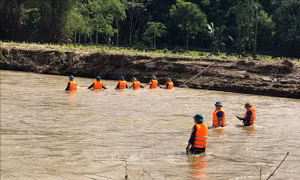 Nghệ An: Một học sinh bị lũ cuốn mất tích