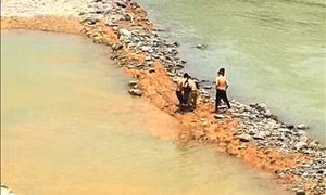 Tiềm ẩn tai nạn đuối nước từ sự mất an toàn tại Dự án kè bờ sông Miện, Hà Giang