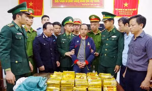 Thưởng nóng 300 triệu đồng cho lực lượng phá 2 đường dây ma túy xuyên quốc gia