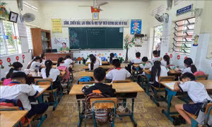 Một số địa phương dừng các hoạt động không thiết yếu và cho học sinh tạm dừng đến trường