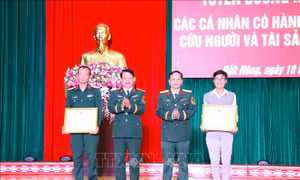 Tuyên dương 2 cá nhân cứu người điều khiển ô tô bị rơi xuống hồ