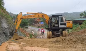 Nhiều tuyến đường huyết mạch tại miền núi Nghệ An vẫn bị ách tắc do mưa lũ