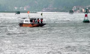 Sóng lớn đánh chìm tàu, 9 ngư dân được đưa vào bờ an toàn