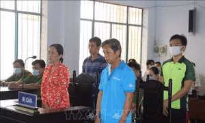 Tạt xăng chống người thi hành công vụ, 4 bị cáo bị tuyên phạt trên 28 năm tù
