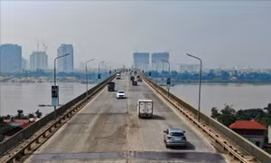 Ra quân kiểm soát tải trọng xe tại cầu Thăng Long