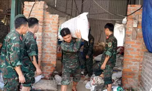 Sư đoàn 304 giúp dân khắc phục hậu quả lũ lụt