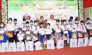  'Thắp sáng những ước mơ' cho trẻ em có hoàn cảnh khó khăn
