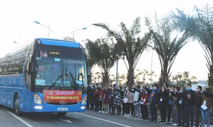 Khởi hành các chuyến xe đưa người lao động về quê đón Tết