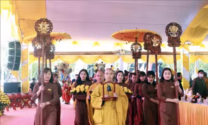 Đông đảo du khách tham dự lễ khai hội chùa Bái Đính