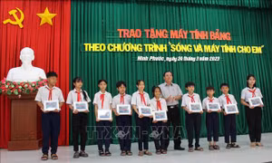 Trao hơn 1.200 máy tính bảng cho học sinh tại Ninh Thuận