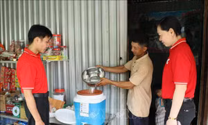 Tạo điều kiện tiếp cận nguồn nước uống an toàn cho người nghèo