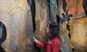Gần 70 tác phẩm hội họa trên chất liệu da bò tại triển lãm 'Hẹn ước mùa sau'