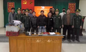 Nhiều người dân tự nguyện giao nộp súng, mìn tự chế, vật liệu nổ