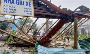Lốc xoáy làm nhiều trụ sở, nhà dân bị tốc mái, đổ sập ở Cửa Việt (Quảng Trị)