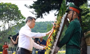 Thủ tướng dâng hương tưởng niệm các Anh hùng liệt sĩ tỉnh Lào Cai