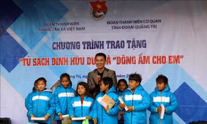 Trao tặng 'Tủ sách Đinh Hữu Dư' và chương trình 'Đông ấm cho em'