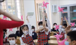 Háo hức, rụt rè ngày đầu đến trường của học sinh lớp 1 nội thành Hà Nội