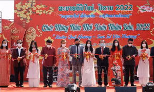 Hội chợ Xuân mang không khí Tết cổ truyền tới kiều bào tại Lào