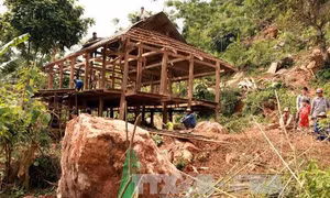Đá lăn sập nhà dân, 3 bố con may mắn thoát nạn