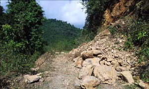 Nghệ An thông tuyến ách tắc, giải toả cô lập bản Na Ngân 