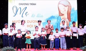 Phú Yên: Chương trình 'Mẹ đỡ đầu' giúp trẻ mồ côi nuôi dưỡng ước mơ