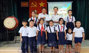 Tưng bừng khai giảng năm học mới ở huyện đảo Trường Sa