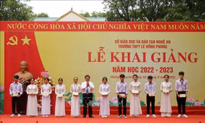 Ủy viên Bộ Chính trị Nguyễn Xuân Thắng dự khai giảng tại Trường THPT Lê Hồng Phong, Nghệ An