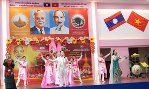 Biểu diễn nghệ thuật 'Người là niềm tin tất thắng' tại Lào